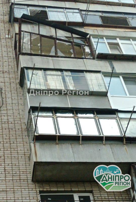 На Дніпропетровщині нічна буря зірвала балкон (ФОТО)