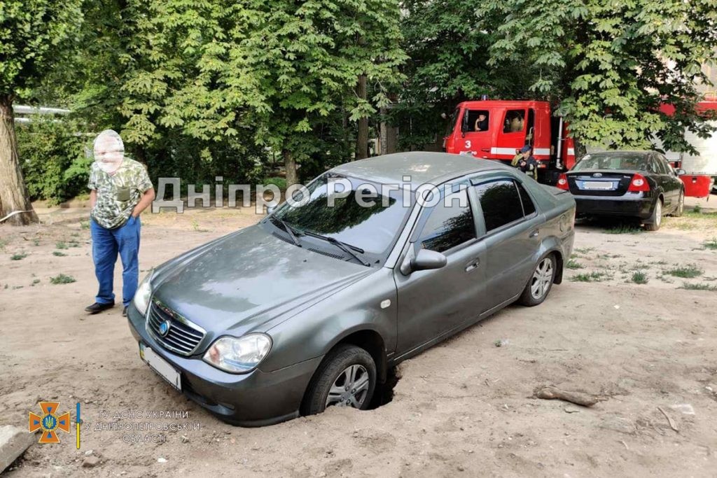 У Дніпрі рятувальники дістали автомобіль із провалля (ФОТО)