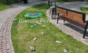 У Марганці новий парк у центрі перетворюється на смітник (фото)