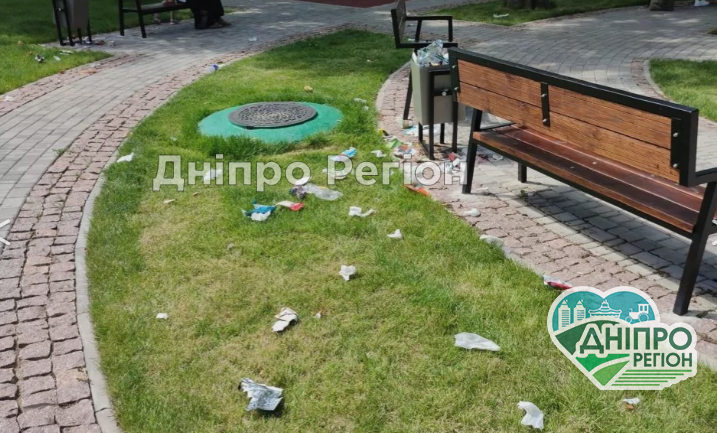 У Марганці новий парк у центрі перетворюється на смітник (фото)