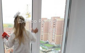 Нікого не було поруч: під Дніпром маленька дівчинка випала з вікна багатоповерхівки