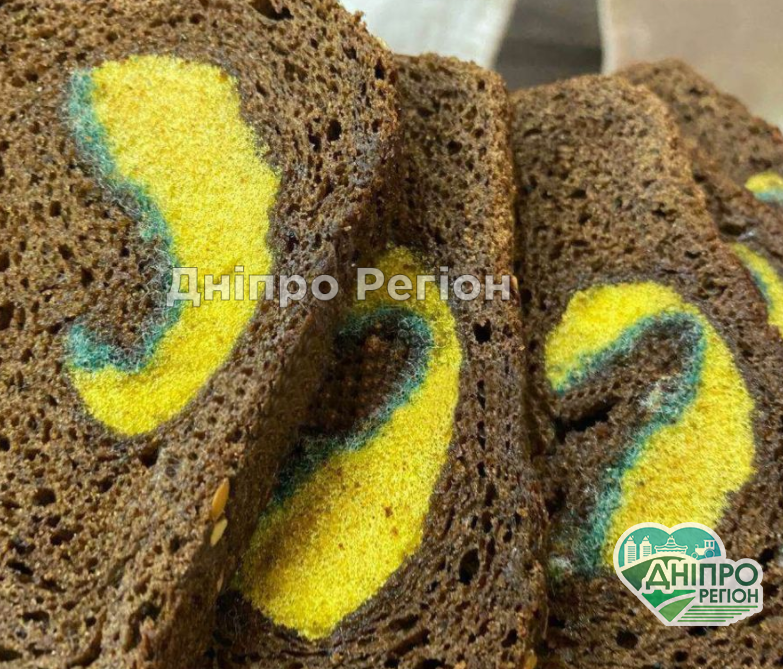 У Дніпрі чоловік розрізав хліб, куплений у кіоску, і виявив в ньому мочалку для миття посуду (ФОТО) У Дніпрі чоловік розрізав хліб, куплений у кіоску, і виявив в ньому мочалку для миття посуду (ФОТО)