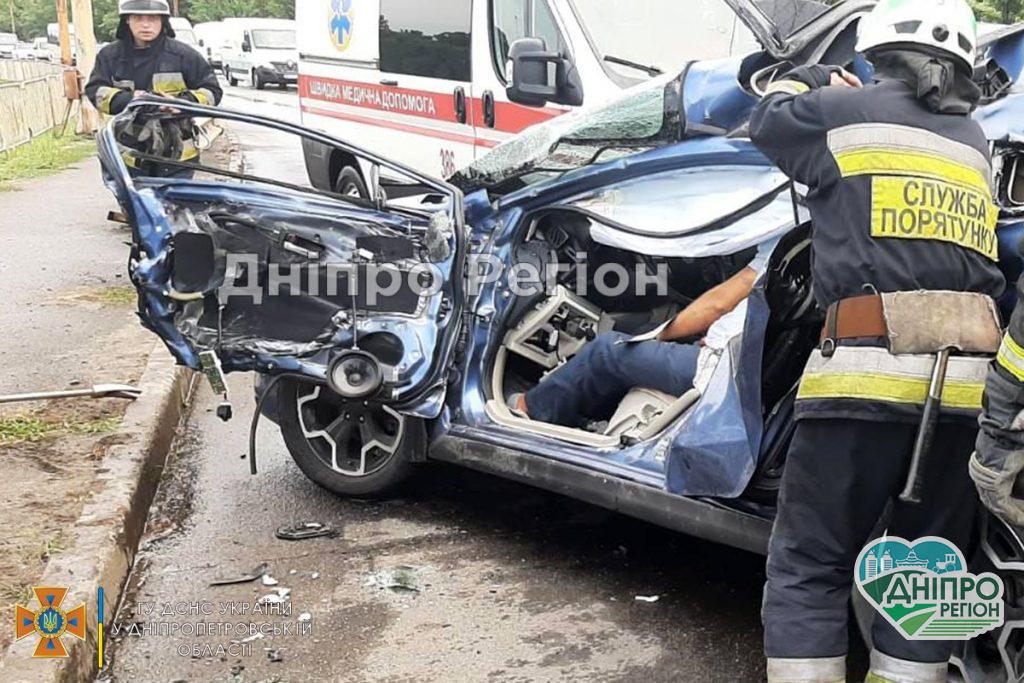 У Дніпрі сталася ДТП: загиблого водія деблокували з понівеченого легковика (ФОТО) У Дніпрі сталася ДТП: загиблого водія деблокували з понівеченого легковика (ФОТО)