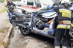 У Дніпрі сталася ДТП: загиблого водія деблокували з понівеченого легковика (ФОТО)