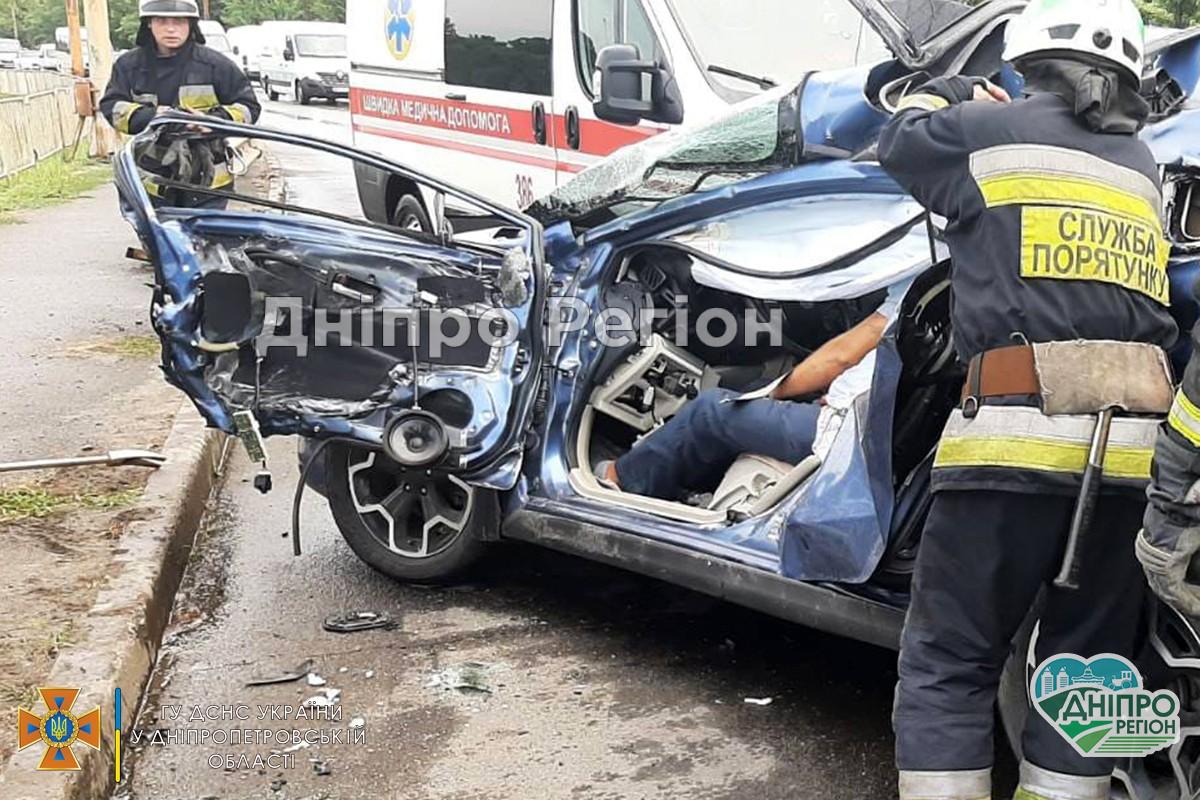 У Дніпрі сталася ДТП: загиблого водія деблокували з понівеченого легковика (ФОТО)