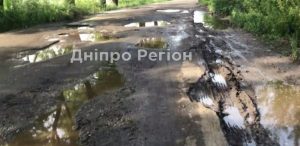 Ями на трасі 40 сантиметрів: де на Дніпропетровщині знаходяться найстрашніші дороги (ВІДЕО)