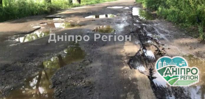 Ями на трасі 40 сантиметрів: де на Дніпропетровщині знаходяться найстрашніші дороги (ВІДЕО)