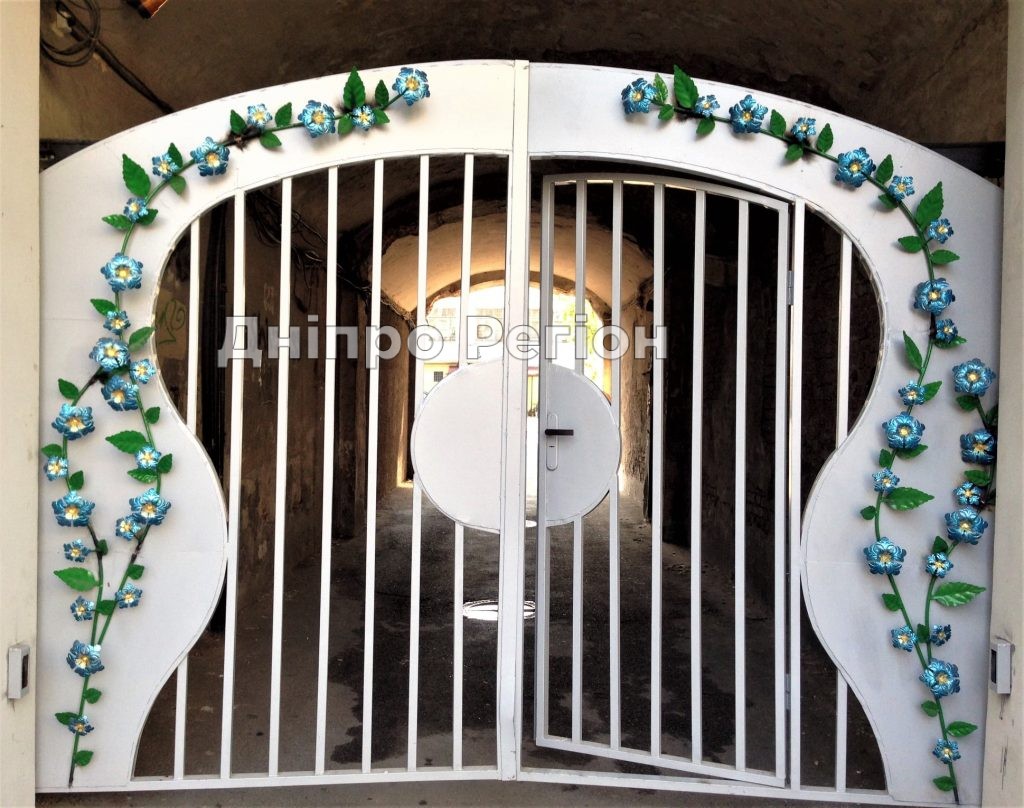 У Дніпрі старовинний будинок з гномами прикрасили новими воротами (ФОТО) У Дніпрі старовинний будинок з гномами прикрасили новими воротами (ФОТО)