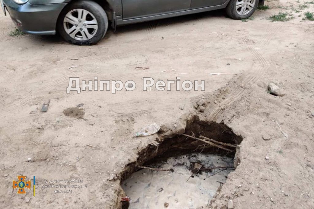 У Дніпрі рятувальники дістали автомобіль із провалля (ФОТО)