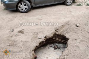 У Дніпрі рятувальники дістали автомобіль із провалля (ФОТО)
