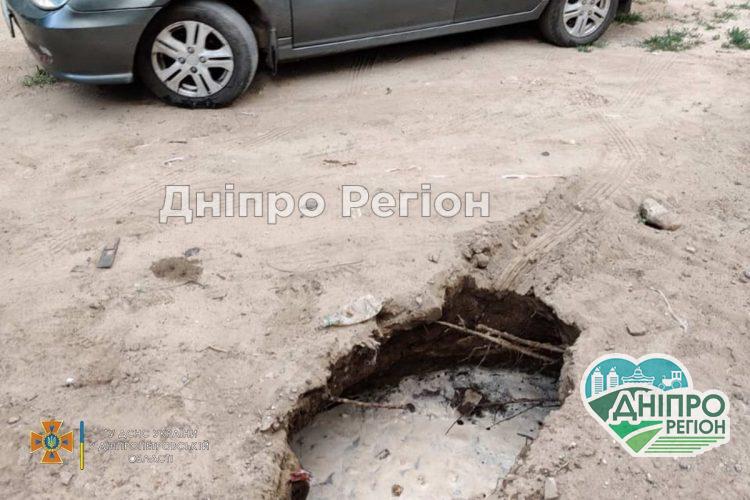 У Дніпрі рятувальники дістали автомобіль із провалля (ФОТО)
