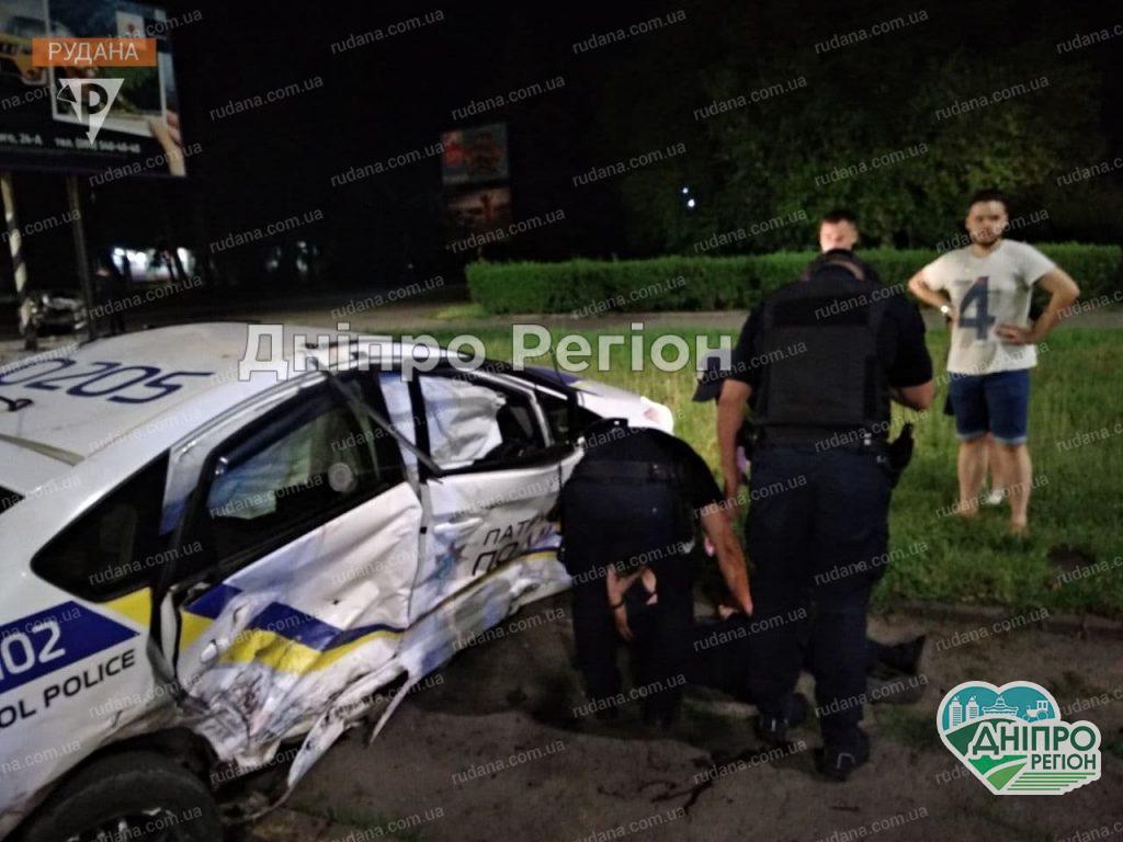 Машини розсипались по запчастинах: на Дніпропетровщині вночі сталася потрійна аварія (ФОТО) Машини розсипались на дорозі: на Дніпропетровщині стала відома причина ДТП за участю поліцейських