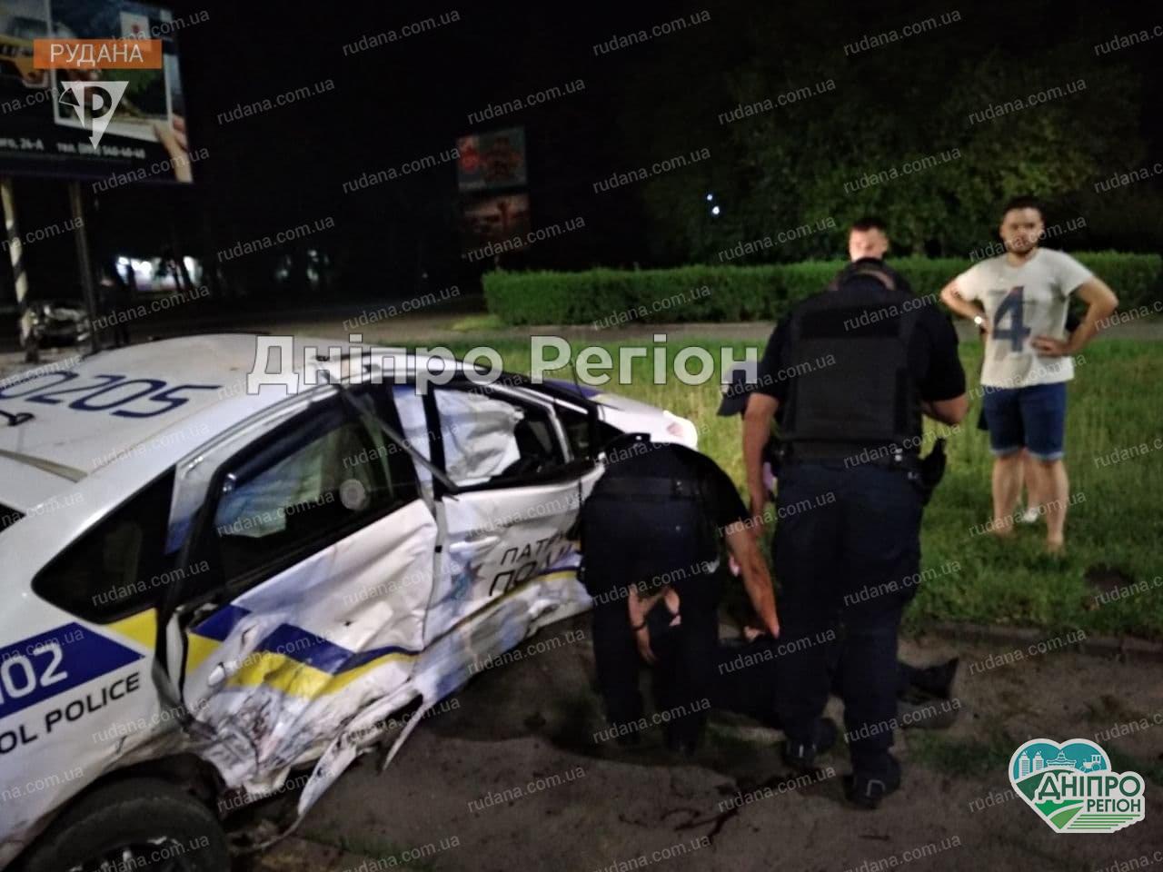 Машини розсипались на дорозі: на Дніпропетровщині стала відома причина ДТП за участю поліцейських