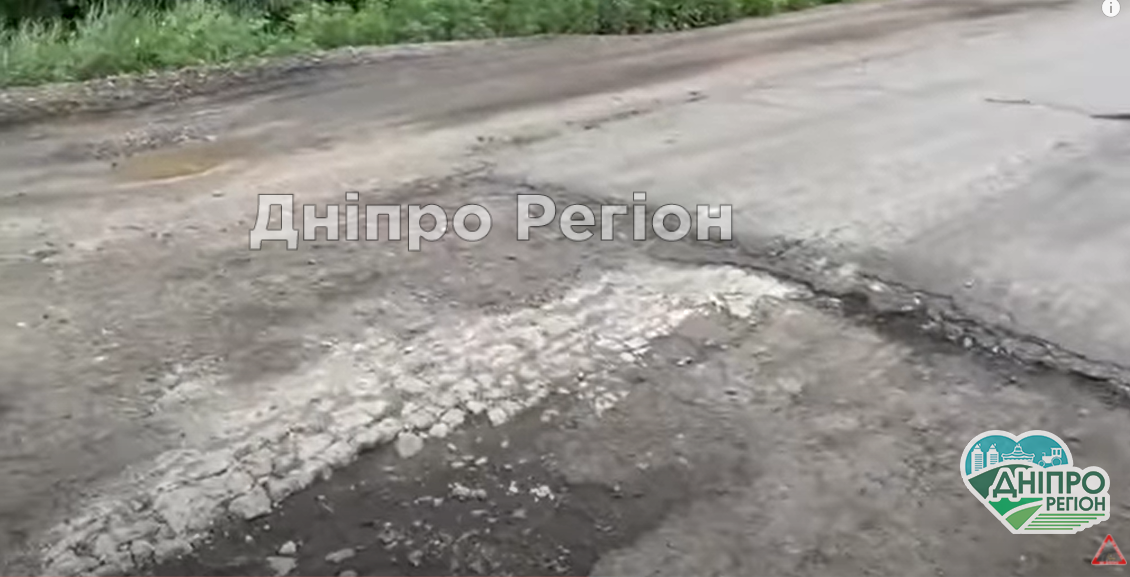 Пробили дно: на Дніпропетровщині показали, який вигляд має найжахливіша дорога (ВІДЕО)