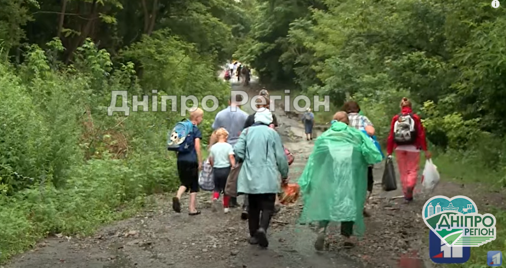 У Дніпрі дорога від залізничної станції на ж/м Тополя зруйнована вщент (ВІДЕО) Можна переламати ноги: у Дніпрі дорога від залізничної станції на ж/м Тополя-1 зруйнована вщент (ВІДЕО)
