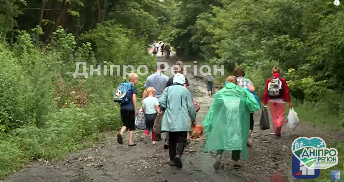 Можна переламати ноги: у Дніпрі дорога від залізничної станції на ж/м Тополя-1 зруйнована вщент (ВІДЕО)