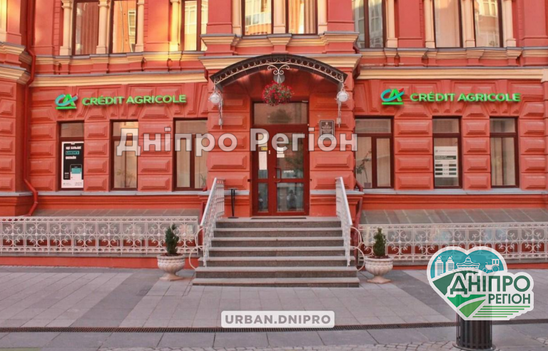У Дніпрі на вулиці Південній з'явились нові вивіски на будинках