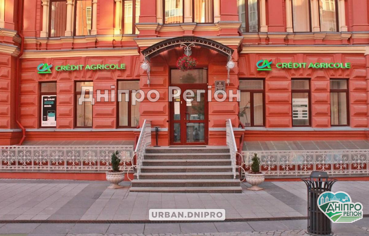 У Дніпрі на вулиці Південній з'явились нові вивіски на будинках