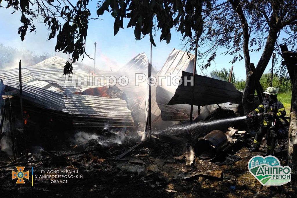 Постраждав власник приватного подвір’я: під Дніпром сталася серйозна пожежа (ФОТО) Постраждав власник приватного подвір’я: під Дніпром сталася серйозна пожежа (ФОТО)