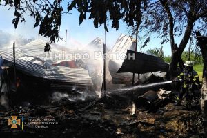 Постраждав власник приватного подвір’я: під Дніпром сталася серйозна пожежа (ФОТО)