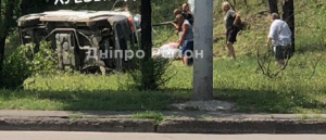 У Дніпрі при заїзді на Кайдацький міст злетів автомобіль (ФОТО)