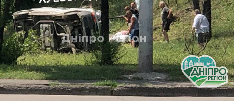 У Дніпрі при заїзді на Кайдацький міст злетів автомобіль (ФОТО)