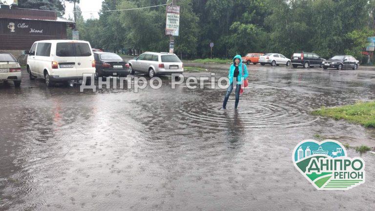 Повалені дерева, обірвані електродроти: на Дніпропетровщині на вулицях утворились озера (ФОТО)