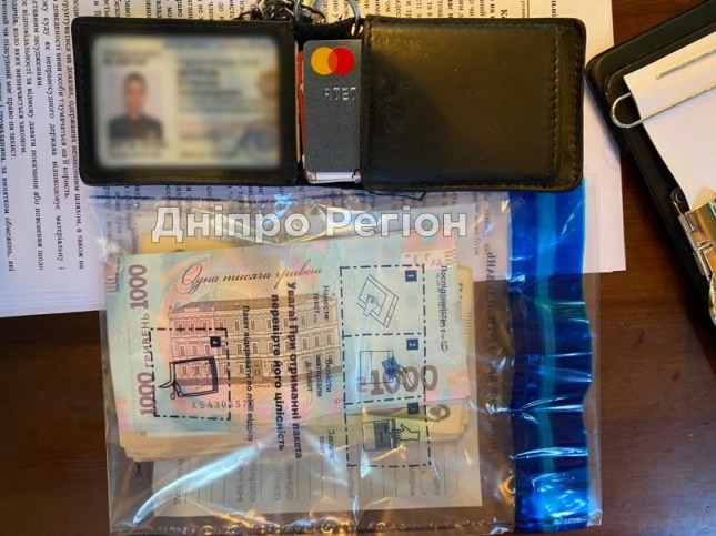 На Дніпропетровщині патрульного поліцейського взяли на гарячому