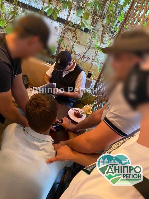 На Дніпропетровщині патрульного поліцейського взяли на взятці На Дніпропетровщині патрульного поліцейського взяли на гарячому