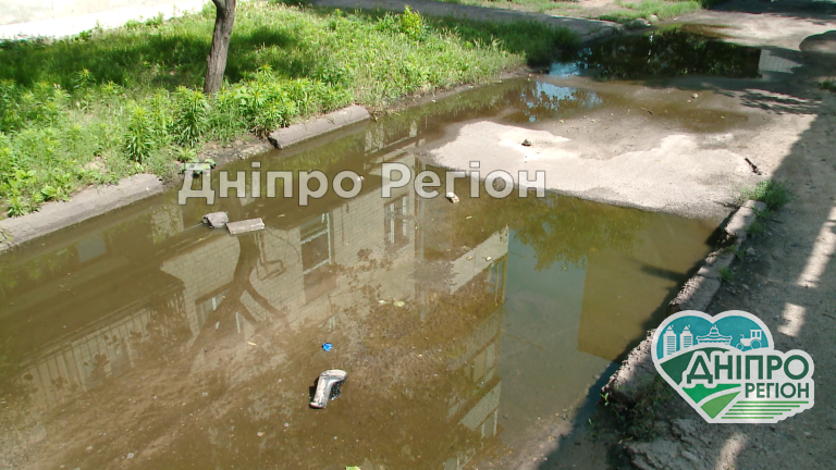 У Дніпрі будинок на вулиці Семафорній потопає у каналізаційних стоках (ВІДЕО) У Дніпрі будинок на вулиці Семафорній потопає у каналізаційних стоках (ВІДЕО)