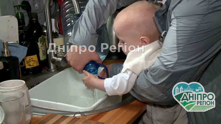 У Дніпрі мешканці будинку на вулиці Чернишевського тиждень живуть без води (ВІДЕО)