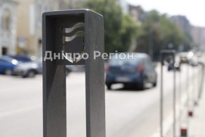 У Дніпрі встановлюють антипаркувальні стовпчики для створення безпечних та комфортних пішохідних зон (ФОТО)