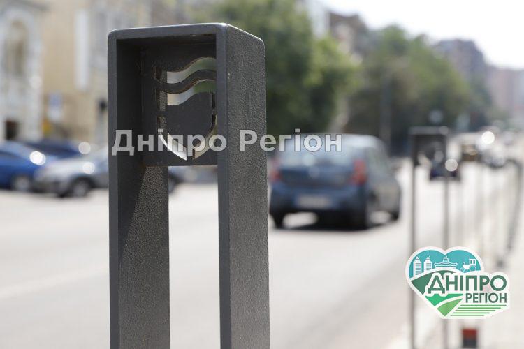 У Дніпрі встановлюють антипаркувальні стовпчики для створення безпечних та комфортних пішохідних зон (ФОТО)