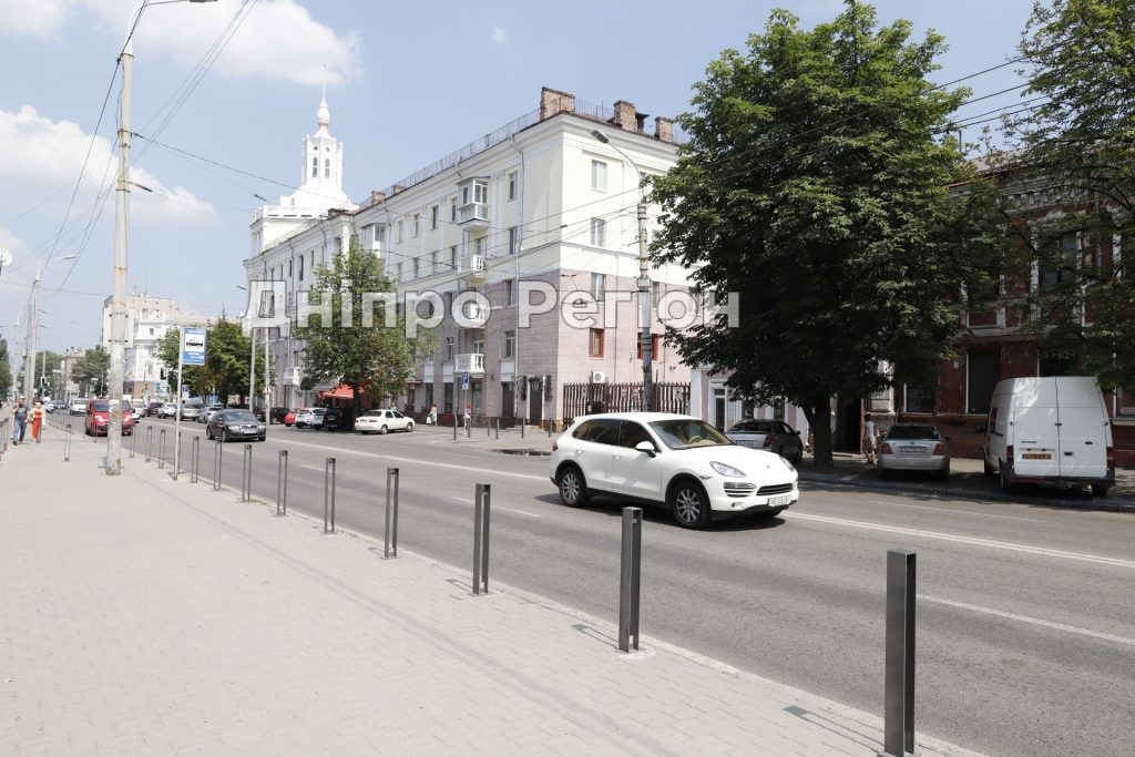 У Дніпрі встановлюють антипаркувальні стовпчики для створення безпечних та комфортних пішохідних зон (ФОТО)