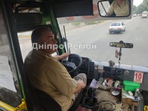 Дід від крику вискочив з автобусу: у Дніпрі в маршрутці № 23 розгорівся скандал (ФОТО)