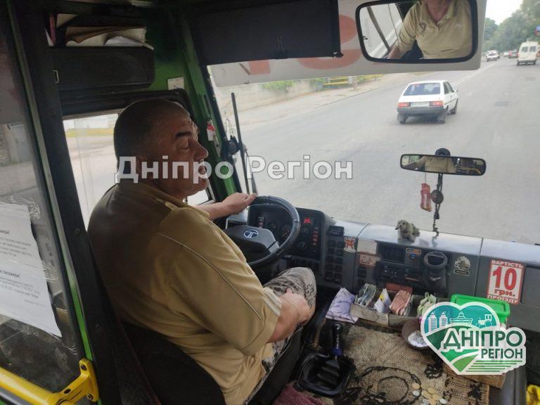 Дід від крику вискочив з автобусу: у Дніпрі в маршрутці № 23 розгорівся скандал (ФОТО)