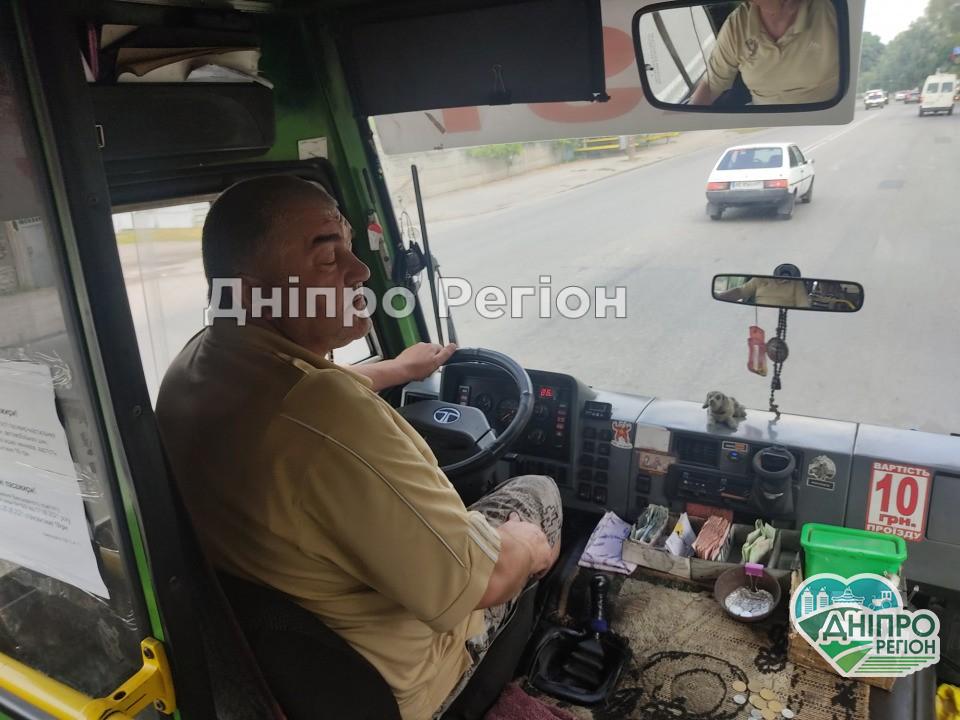 Дід від крику вискочив з автобусу: у Дніпрі в маршрутці № 23 розгорівся скандал (ФОТО) Дід від крику вискочив з автобусу: у Дніпрі в маршрутці № 23 розгорівся скандал (ФОТО)
