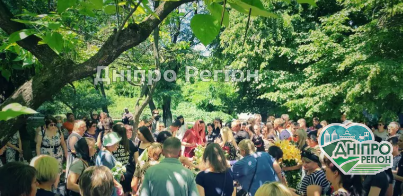 У Нікополі провели в останню путь вбиту місяць тому 15-річну Настю Карнаух (фото, відео)