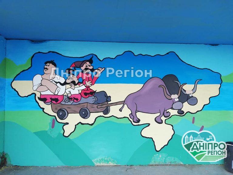 На Дніпропетровщині з’явилася яскрава мультяшна зупинка (ФОТО/ВІДЕО)