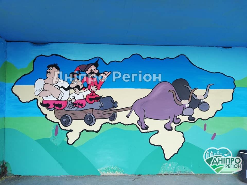 На Дніпропетровщині з’явилася яскрава мультяшна зупинка (ФОТО/ВІДЕО) На Дніпропетровщині з’явилася яскрава мультяшна зупинка (ФОТО/ВІДЕО)