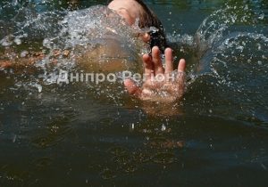 Заплуталась у водоростях: на Дніпропетровщині потонула 11-річна дівчина