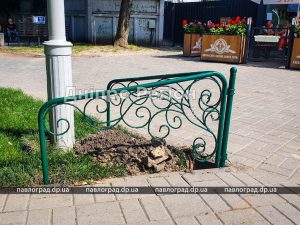 Такого ще не було: у Павлограді почали встановлювати антивандальні металеві заборчики (ФОТО)