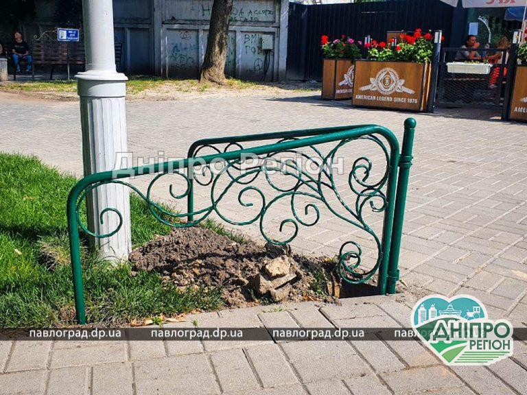 Такого ще не було: у Павлограді почали встановлювати антивандальні металеві заборчики (ФОТО)