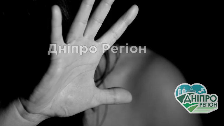 У Дніпрі в туалеті кафе чоловік з Полтави згвалтував 14-річну дівчину. Подробиці У Кривому Розі викладач на випускному згвалтував дівчину: нові подробиці слідства (ВІДЕО)