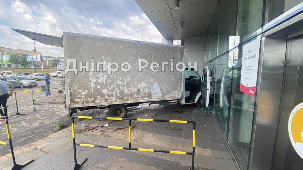У Кривому Розі сталася ДТП: три людини госпіталізовано (ФОТО)