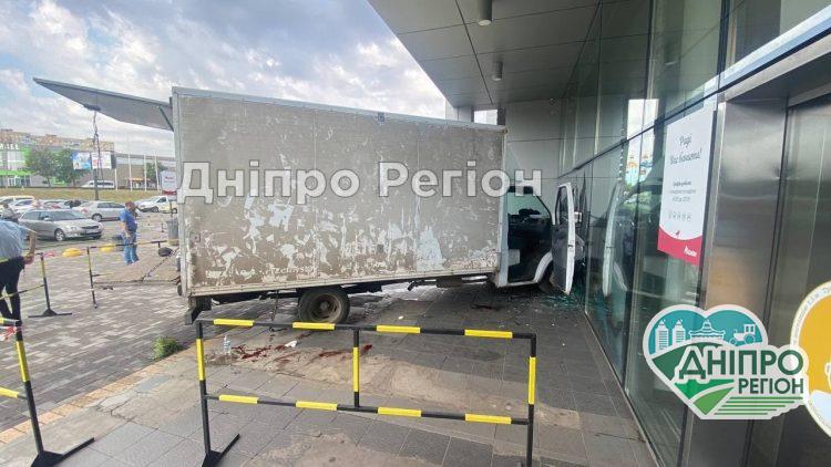 У Кривому Розі сталася ДТП: три людини госпіталізовано (ФОТО)