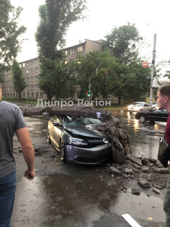 У Кривому Розі водій не впорався з керуванням та зніс електроопору (ФОТО)