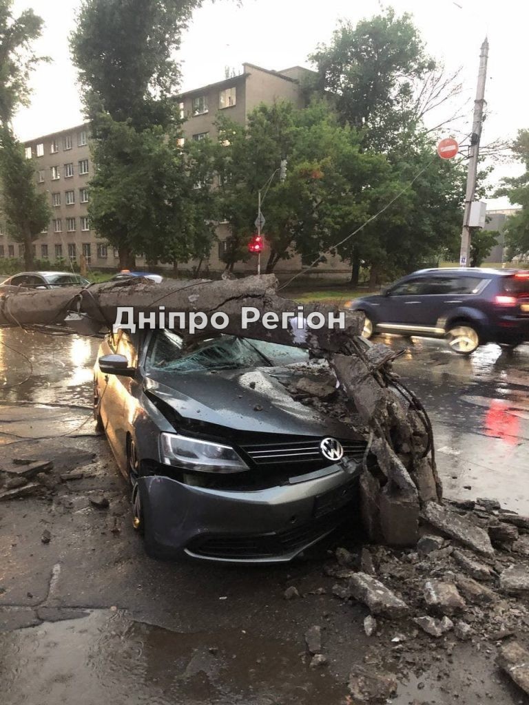 У Кривому Розі водій не впорався з керуванням та зніс електроопору (ФОТО)