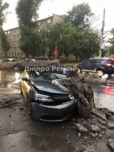 У Кривому Розі водій не впорався з керуванням та зніс електроопору (ФОТО)