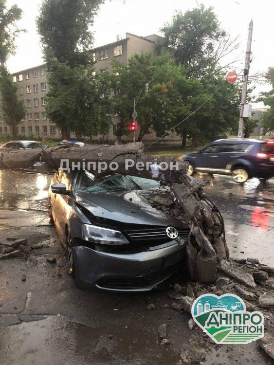У Кривому Розі водій не впорався з керуванням та зніс електроопору (ФОТО)